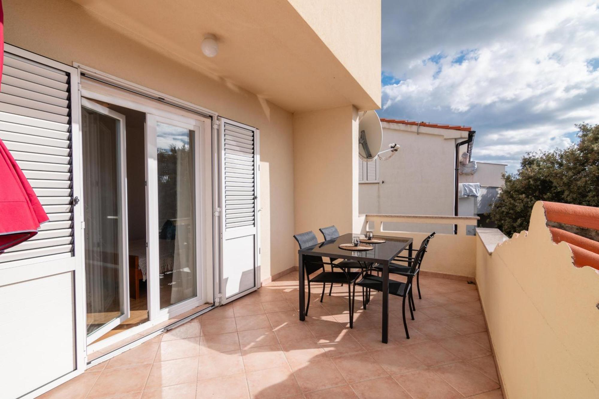 Apartments With A Parking Space Mandre, Pag - 18748 Kolan Εξωτερικό φωτογραφία